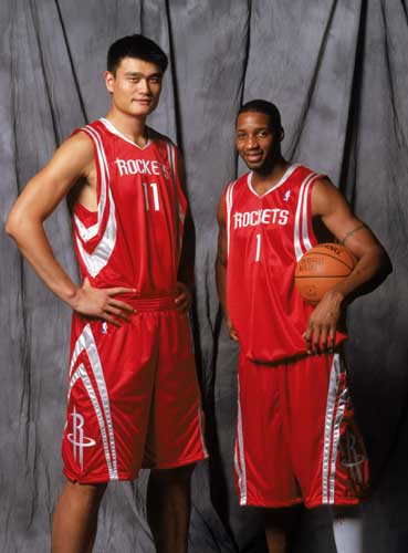 每体：法兰克福球迷有1000人无门票想混进场，被安保当时驱离（每体：约千名法兰克福无票球迷欲闯入球场，遭安保现场驱散）