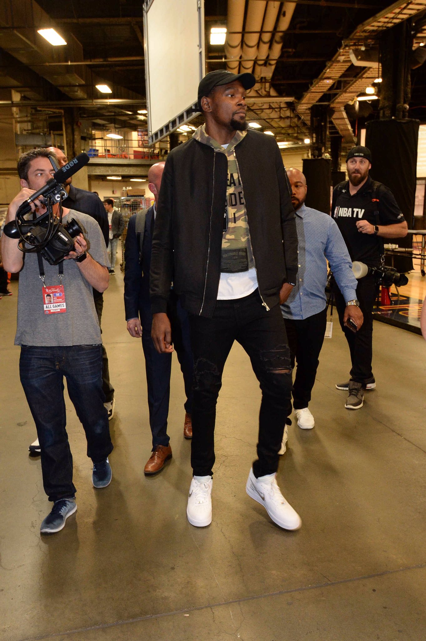 齐沃：劳塔罗被外界持续批评并不公平，他在德比前两天发烧了（齐沃：对劳塔罗的持续批评不公，他在德比前两天还发过烧）