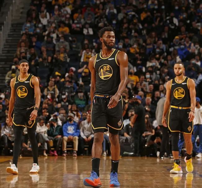 每一拍都是爱心！张江镇这场街区羽毛球比赛挥洒汗水，更温暖人心（挥拍传爱，暖意满城：张江镇街区羽毛球赛热力开打）